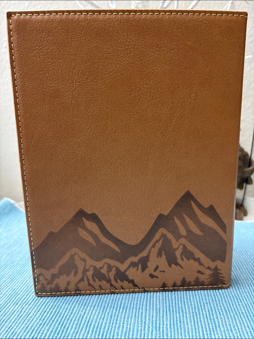 Faith Leather Journal with Mountain Design and zippered cover.
Mug included✝️ - Picture 7 of 7